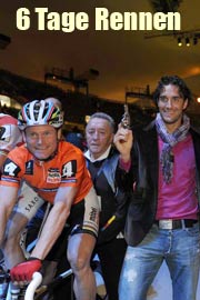 Luca Toni gab am am 12.11.2009 den Startschuss zum 46. Münchner Sechs Tage Rennen (Foto: Martin Schmitz)